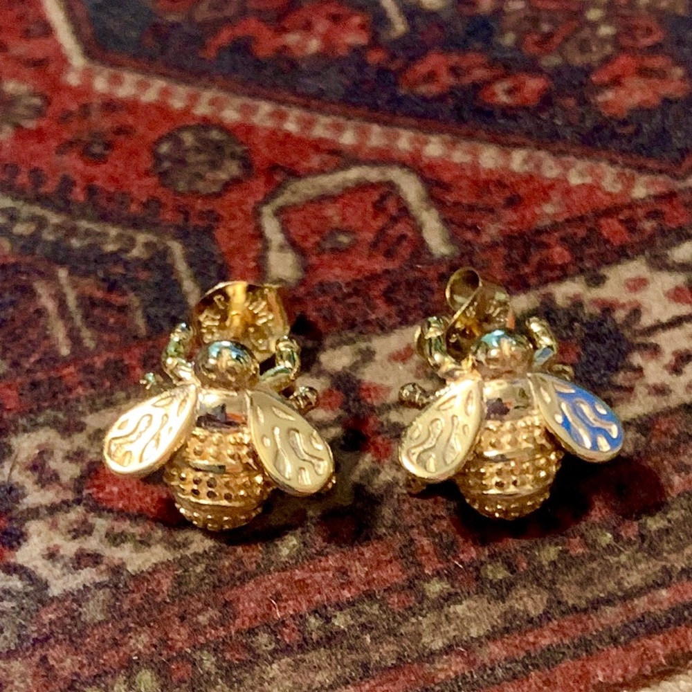 SAVVY CIE 18K Gold Bee 🐝 Stud Earrings - Picture 4 of 10